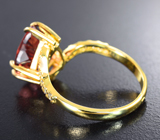 Золотое кольцо с редким турмалином падпараджа 3,97 карата и бесцветными цирконами Золото