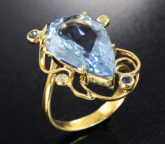 Золотое кольцо с чистейшим максис-бериллом 7,31 карата, голубыми сапфирами и бриллиантами