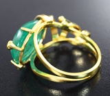 Золотое кольцо с крупным насыщенным кабошоном уральского изумруда 7,62 карата и бриллиантами Золото