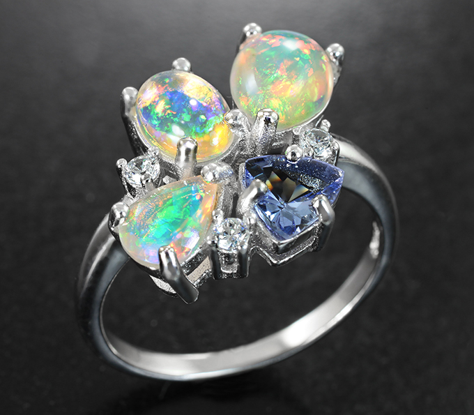 Прелестное серебряное кольцо с кристаллическими эфиопскими опалами и танзанитом