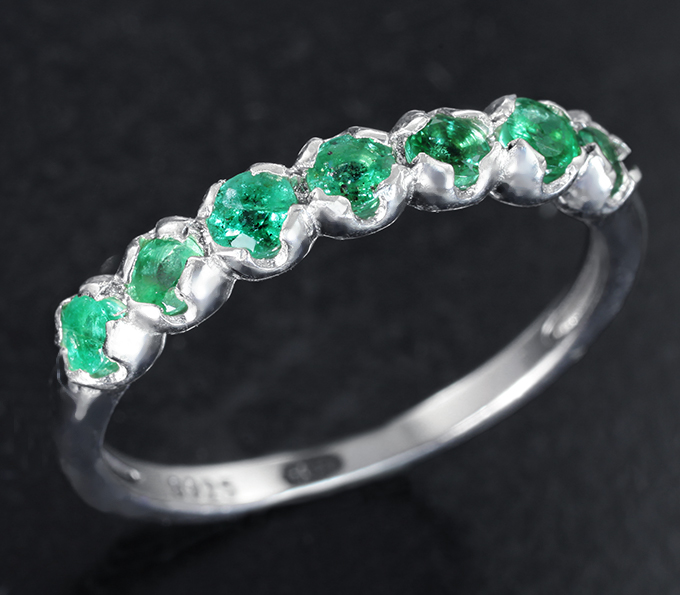 Изящное серебряное кольцо с яркими изумрудами