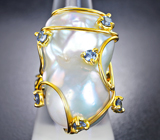 Массивное золотое кольцо с крупной морской жемчужиной барокко 38,53 карата топового люстра и синими сапфирами Золото