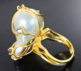 Массивное золотое кольцо с крупной морской жемчужиной барокко 38,53 карата топового люстра и синими сапфирами