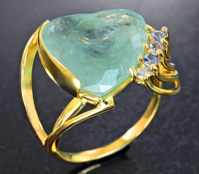 Золотое кольцо с крупным уральским зеленым бериллом редкой огранки 9,21 карата, танзанитами и бриллиантом