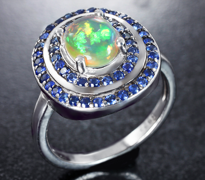 Серебряное кольцо с кристаллическим эфиопским опалом и синими сапфирами бриллиантовой огранки