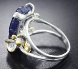 Серебряное кольцо с крупным резным иолитом 10+ карат и голубыми топазами