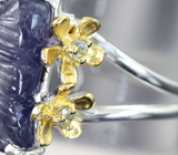 Серебряное кольцо с крупным резным иолитом 10+ карат и голубыми топазами