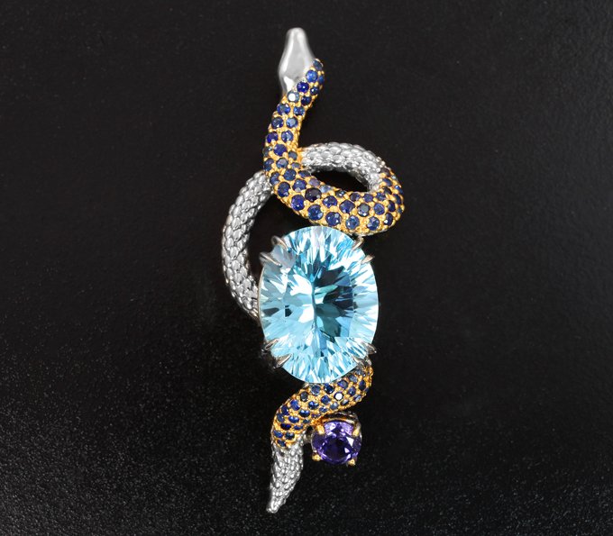 Серебряный кулон с голубым топазом 9,56 карата, фиолетовой шпинелью и синими сапфирами