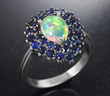 Шикарное серебряное кольцо с эфиопским опалом и синими сапфирами бриллиантовой огранки