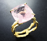 Золотое кольцо с крупным насыщенно-розовым морганитом 15,08 карата Золото