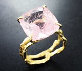 Золотое кольцо с крупным насыщенно-розовым морганитом 15,08 карата