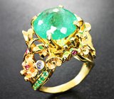 Золотое кольцо с крупным ярким уральским изумрудом 7,42 карата, танзанитами, рубинами и бриллиантами Золото