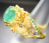 Золотое кольцо с крупным ярким уральским изумрудом 7,42 карата, танзанитами, рубинами и бриллиантами Золото