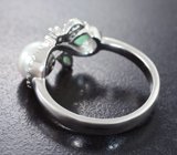 Прелестное серебряное кольцо с жемчужиной и изумрудами