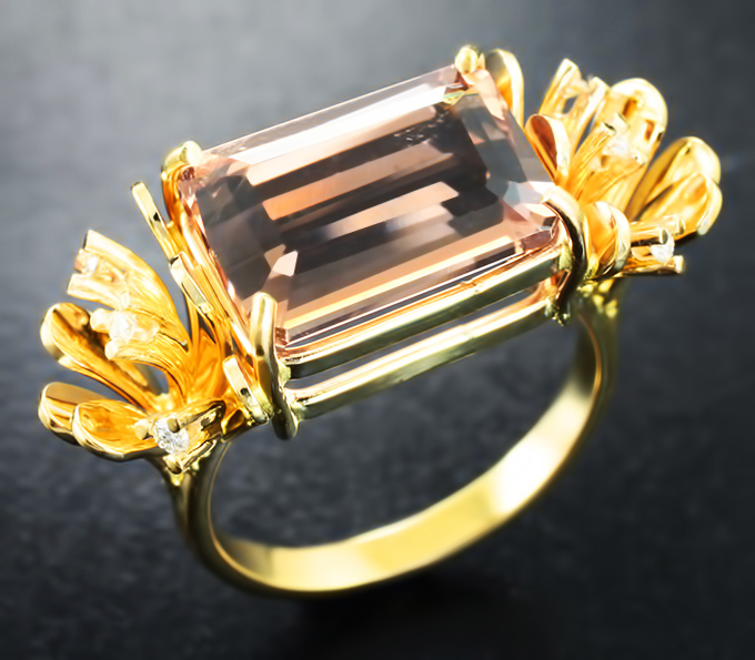 Золотое кольцо с персиковым морганитом 5,93 карата и бриллиантами