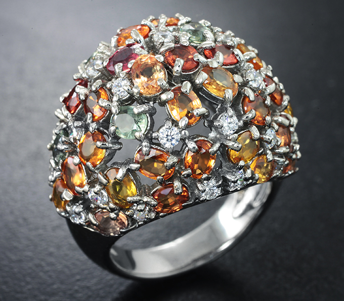 Превосходное крупное серебряное кольцо с разноцветными сапфирами
