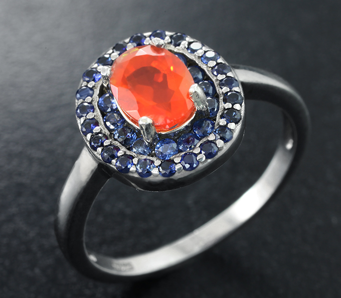 Серебряное кольцо с ограненным оранжевым опалом, синими и васильковыми сапфирами бриллиантовой огранки