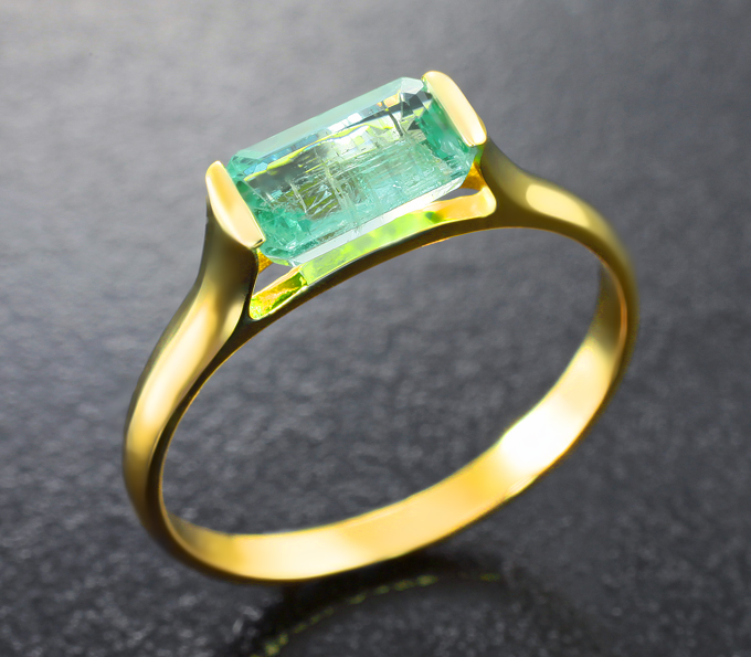 Золотое кольцо с уральским изумрудом 0,82 карата