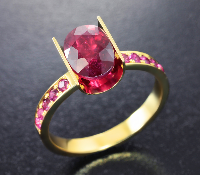 Золотое кольцо с рубином топового цвета 2,37 карата и розовыми сапфирами