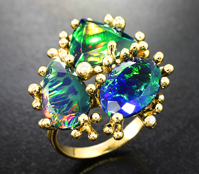 Золотое кольцо с яркими черными опалами различных огранок 5,03 карата и бриллиантами