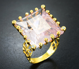 Яркое коктейльное золотое кольцо с крупным розовым морганитом редкой огранки 25,88 карата