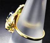 Кольцо с австралийским полихромным сапфиром 1,58 карата и уральскими деамантоидами гранатами 0,54 карата Золото