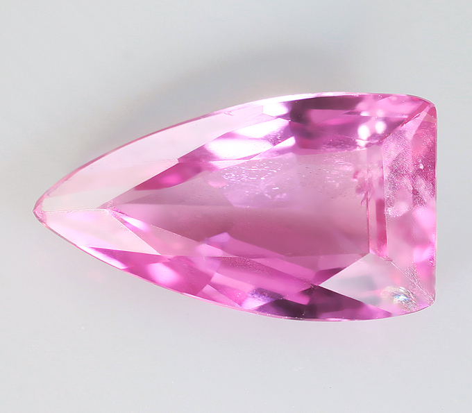 Пурпурно-розовый сапфир авторской огранки 0,73 карата