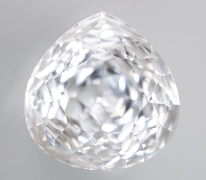 Бесцветный кварц лазерной огранки 14,02 карата