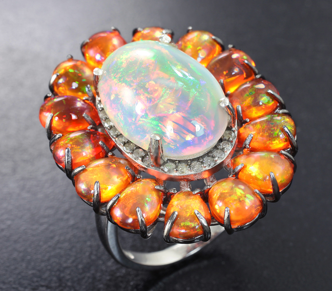 Серебряное кольцо с кристаллическим эфиопским опалом 7,15 карата, оранжевыми опалами 6,64 карата и бриллиантами