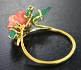 Золотое кольцо с резным solid кораллом 3,61 карата, уральскими изумрудами и красно-оранжевым сапфиром