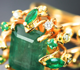 Золотое кольцо с крупным уральским изумрудом высоких характеристик 7,28 карата и бриллиантами Золото