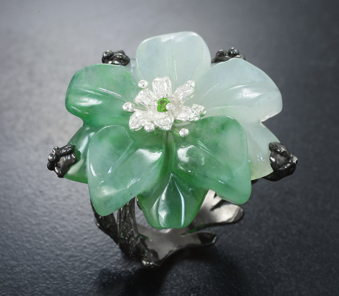 Серебряное кольцо с резным нефритом и диопсидом