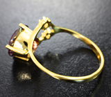 Золотое кольцо с крупным муассанитом 2,46 карата бриллиантовой огранки и лейкосапфирами Золото