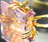 Золотое кольцо с крупным ярко-розовым морганитом 26,39 карата, розовыми сапфирами и бриллиантами Золото