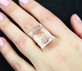 Золотое кольцо с крупным ярко-розовым морганитом 26,39 карата, розовыми сапфирами и бриллиантами Золото