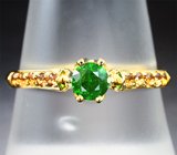 Кольцо с уральским демантоидом 0,38 карата и оранжево-желтыми сапфирами