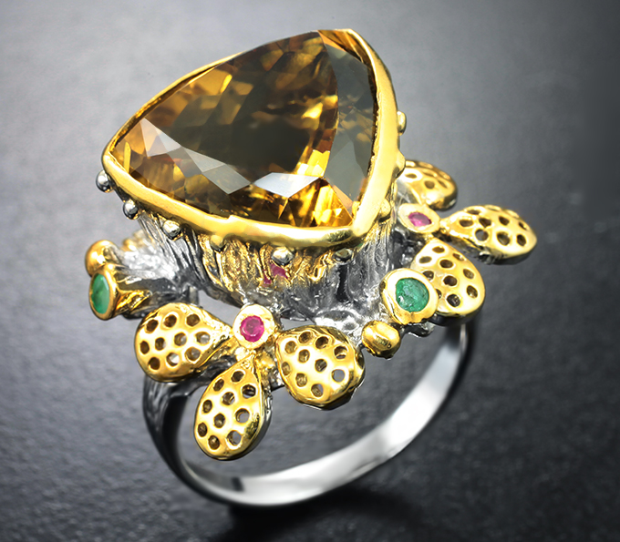Серебряное кольцо с цитрином 12,5 карата, изумрудами и рубинами