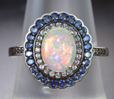 Серебряное кольцо с эфиопским опалом, бесцветными топазами и синими сапфирами брилиантовой огранки