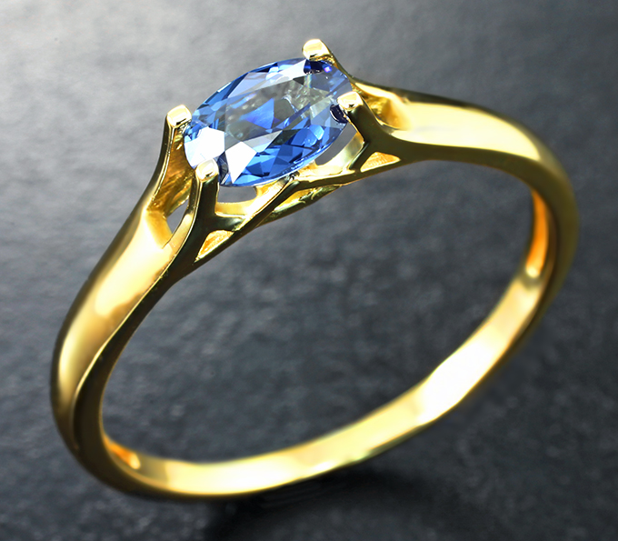 Золотое кольцо с синим сапфиром высокой чистоты 0,55 карата