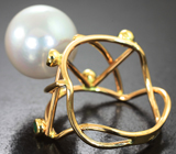 Золотое кольцо с морской жемчужиной 15,05 карата и уральскими изумрудами
