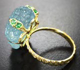 Золотое кольцо с крупным резным аквамарином 16,6 карата и цаворитами Золото