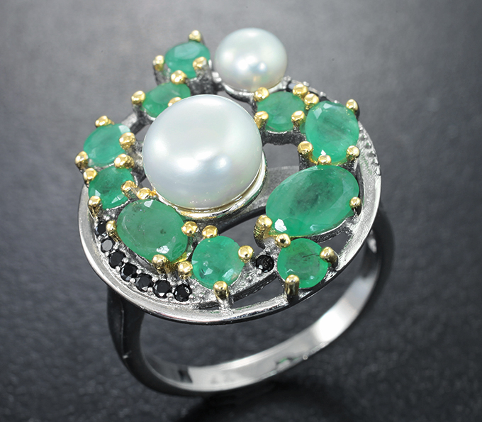 Оригинальное серебряное кольцо с жемчугом, изумрудами и черными шпинелями