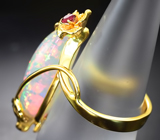 Золотое кольцо с крупным эфиопским опалом редкой формы 6,14 карата, цаворитом и красным сапфиром