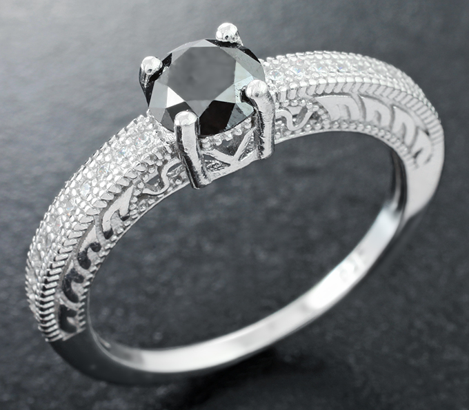 Изящное серебряное кольцо с черным бриллиантом 0,86 карата и бесцветными топазами