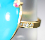 Крупное золотое кольцо с пронзительно-голубой армянской бирюзой 24,9 карата, розовыми сапфирами и бесцветными цирконами Золото