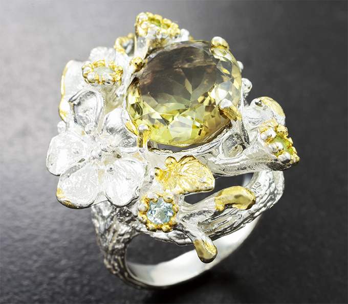 Серебряное кольцо с лимонным цитрином, перидотами и голубыми топазами