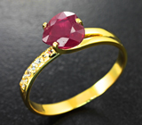 Золотое кольцо с рубином 1,69 карата и лейкосапфирами