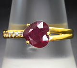 Золотое кольцо с рубином 1,69 карата и лейкосапфирами Золото