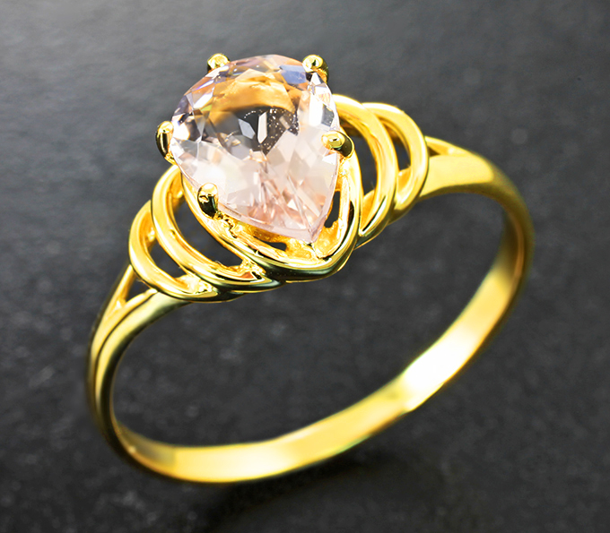 Золотое кольцо с морганитом 1,1 карата