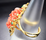 Золотое кольцо с крупным резным solid кораллом 11,97 карата, россыпью ярких уральских изумрудов и бриллиантов высоких характеристик 